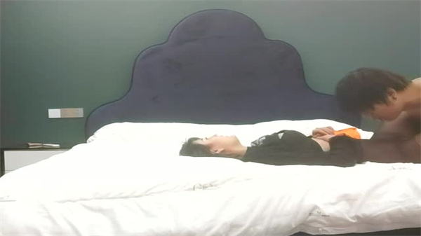 性感巨乳肥臀外围御姐一进门就被推倒激情调情