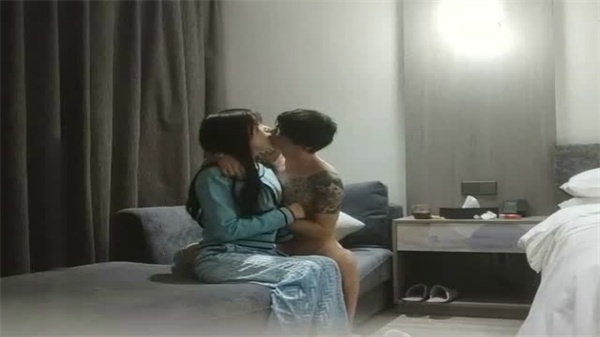 利哥探花 极品嫩妹蜜桃臀狂颤 骚穴汁水横流求爆操