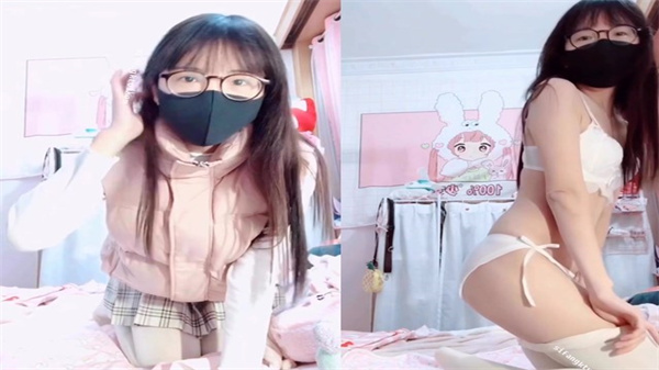 清纯眼镜萌妹来例假也忍不住！骚穴湿滑狂自慰，潮吹喷水弄湿床单！