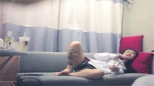 偷拍大屌魔人高价包养双飞苗条嫩妹疯狂内射