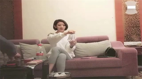 巨屌魔人高价包夜！极品御姐连身网袜被狂干内射