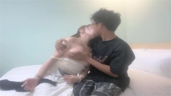 极品肥臀大奶骚货约操偷拍！黑丝爆操内射实录