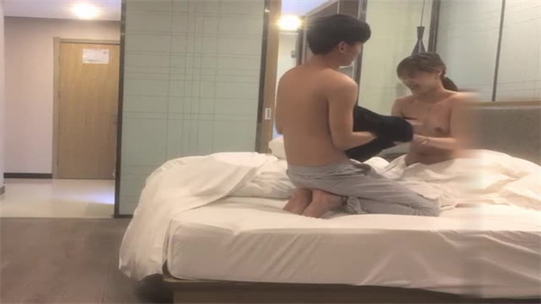 极品老司机玩腻良家人妻，改操鲜嫩骚穴