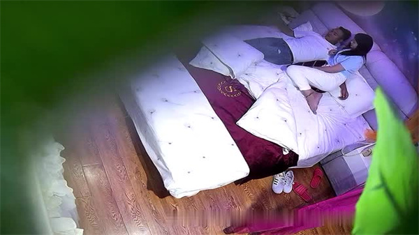 酒店偷拍近距离高清，巨乳少妇深夜遭爆操