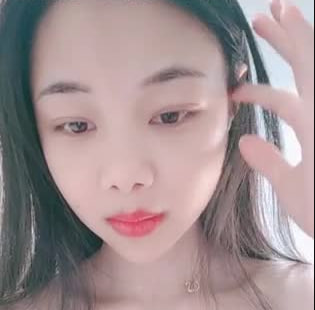 新年卧室狂干娇小娇妻，口交打飞机玩穴后入女上位猛摇